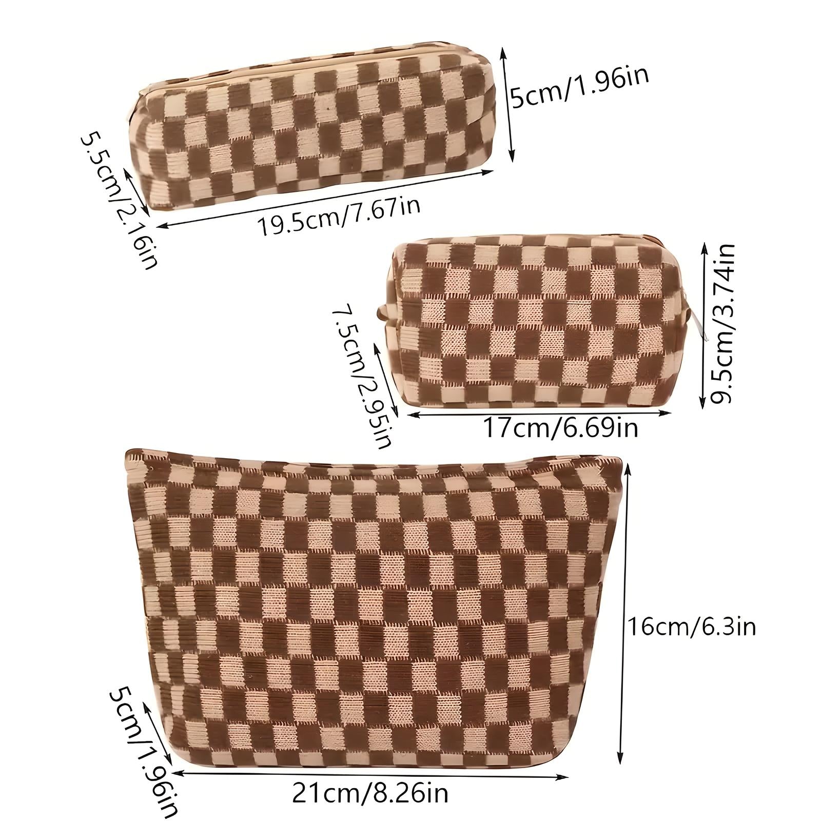 Set di tre pochette a scacchi marroni, dimensioni varie: 21x16 cm, 19.5x5 cm, 17x9.5 cm. Ideali per cosmetici, accessori viaggio, organizer borse.