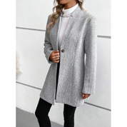 Cappotto donna grigio a righe, elegante e moderno, abbinato a dolcevita bianco e pantaloni neri. Moda autunnale, stile casual chic.