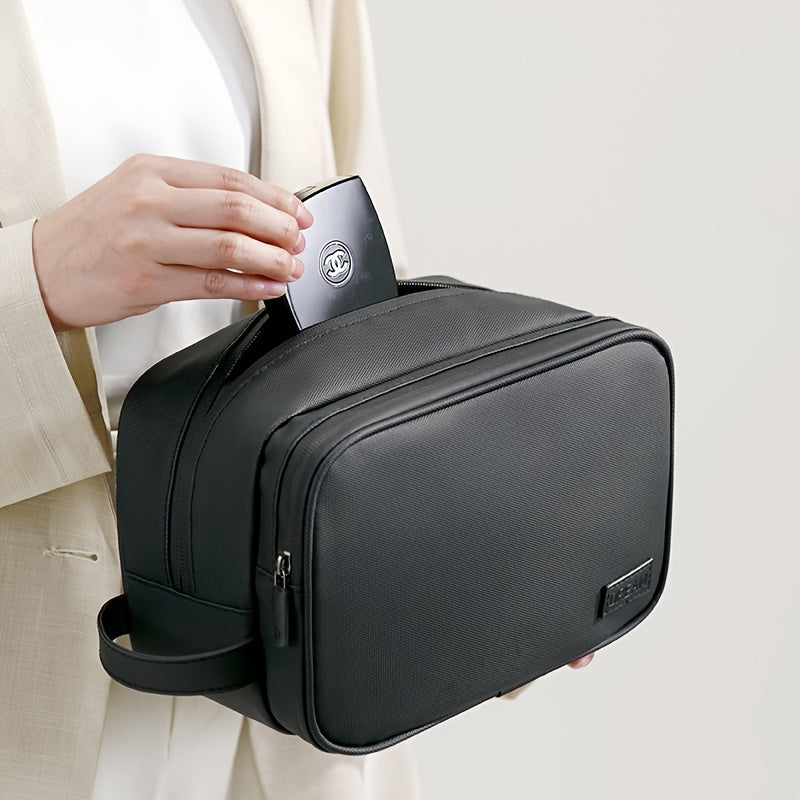 Donna inserisce un dispositivo elettronico in un elegante beauty case nero in pelle, ideale per viaggi, accessori moda, organizzazione bagagli.