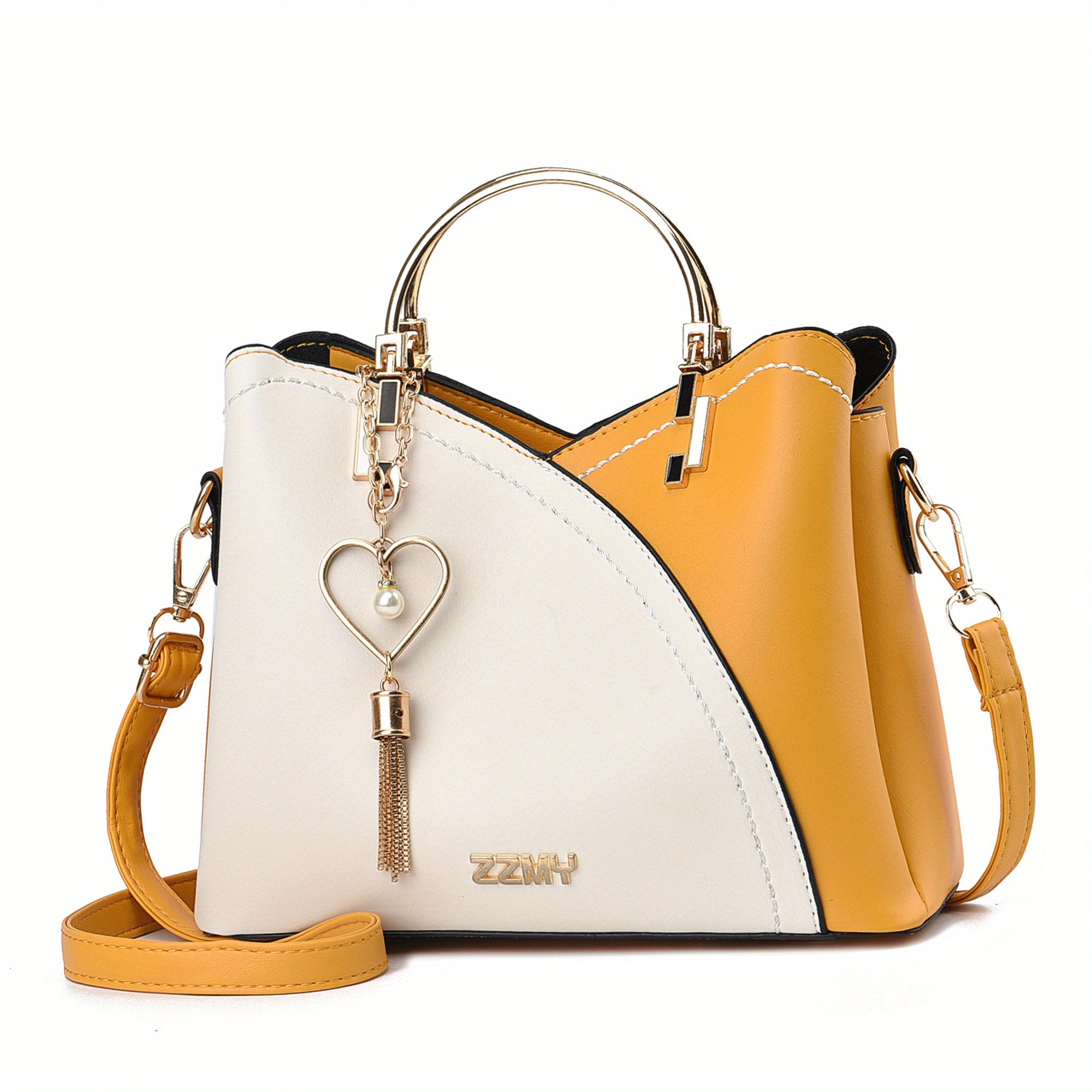 Borsa a tracolla donna in pelle bicolore bianca e gialla, con manico dorato e ciondolo a cuore. Elegante accessorio moda femminile.