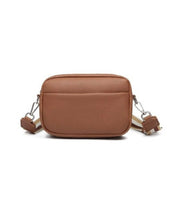 Borsa a tracolla in pelle marrone, design compatto, con tracolla regolabile e dettagli metallici. Accessorio moda donna elegante e versatile.