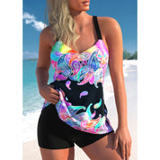 Donna in costume da bagno colorato con motivi astratti, spiaggia tropicale sullo sfondo, mare azzurro, moda estiva, abbigliamento mare donna.