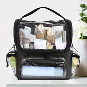 Borsa trasparente per cosmetici con scomparti multipli, contenente pennelli e flaconi. Ideale per organizzare trucchi e accessori da viaggio.