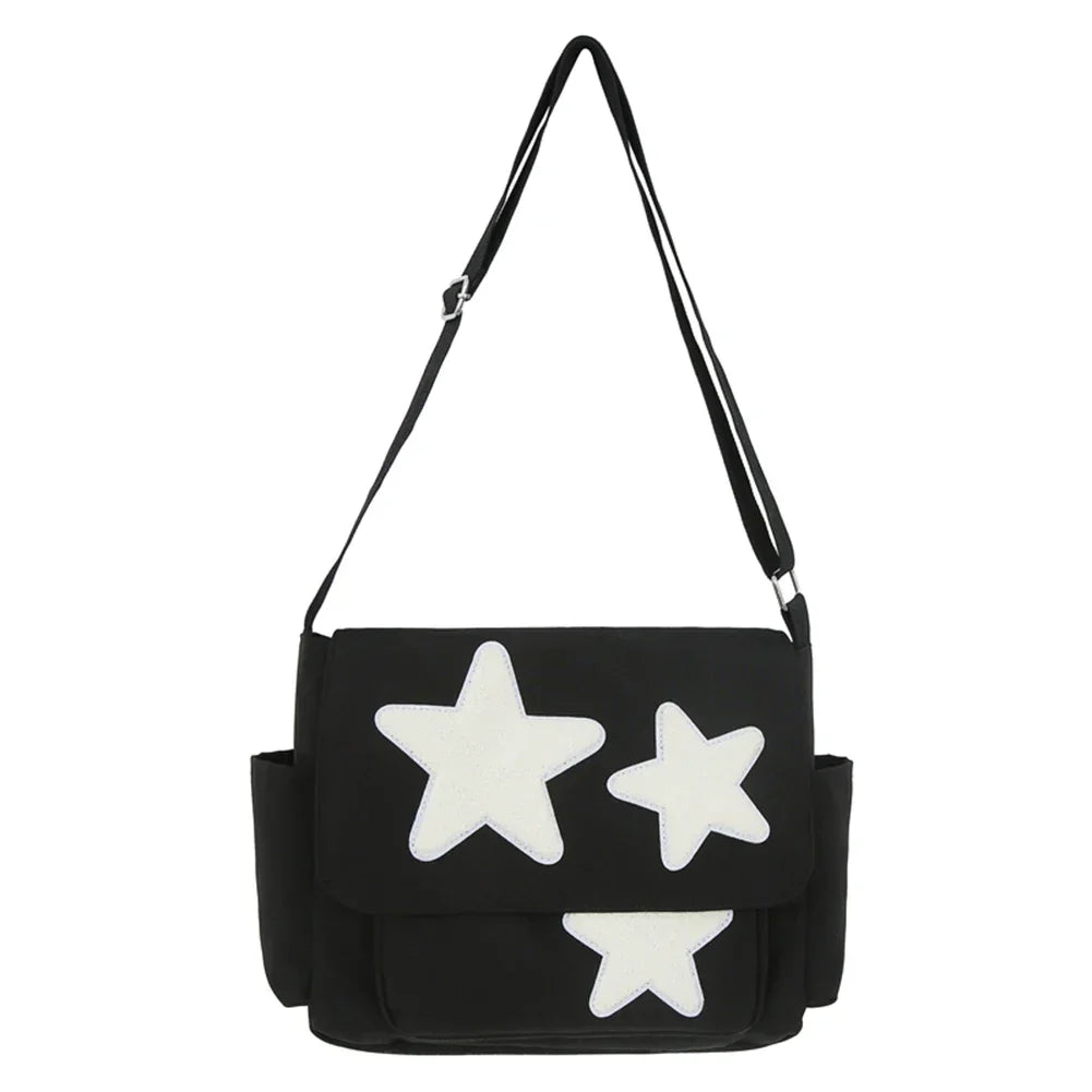 Borsa a tracolla nera con stelle bianche, design moderno, tasche laterali, ideale per moda casual e shopping. Accessorio trendy per ogni occasione.