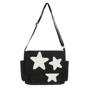 Borsa a tracolla nera con stelle bianche, design moderno, tasche laterali, ideale per moda casual e shopping. Accessorio trendy per ogni occasione.