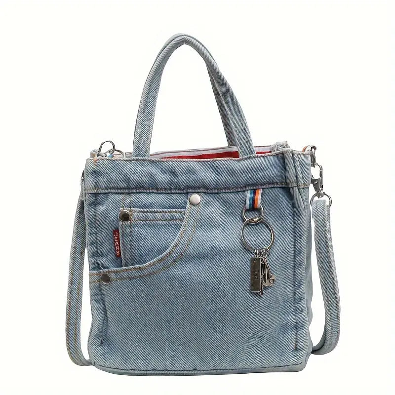 Borsa a tracolla in denim blu con manici, tasca frontale, cerniera superiore e portachiavi. Design casual e versatile per ogni occasione.