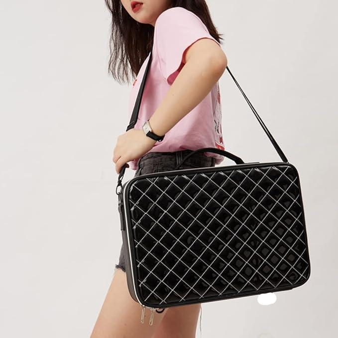 Donna con borsa a tracolla nera trapuntata, design elegante e moderno, indossa maglietta rosa e pantaloncini neri. Accessorio moda femminile.
