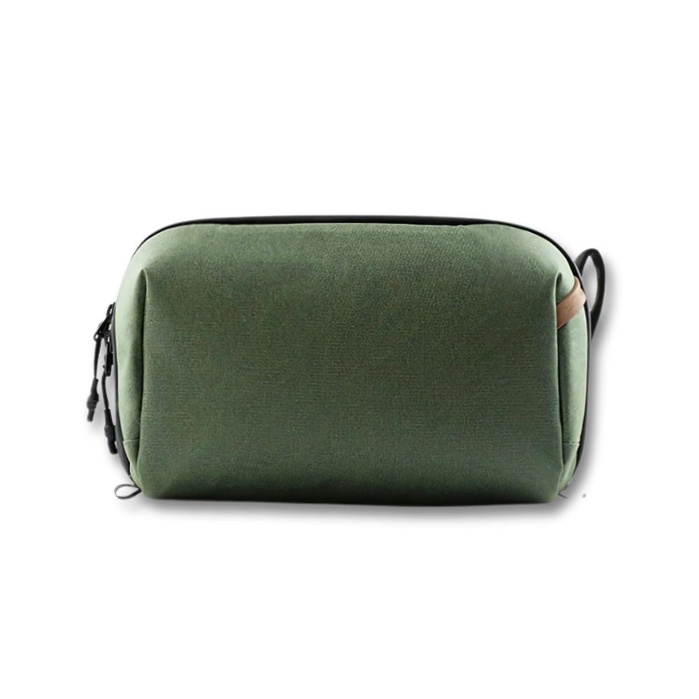 Astuccio da viaggio verde in tessuto resistente, design minimalista, chiusura con zip, ideale per organizzare accessori e cosmetici.