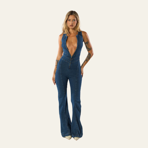 Donna in tuta jeans scollata, stile anni '70, con pantaloni a zampa. Moda femminile, abbigliamento casual elegante, tendenza denim.