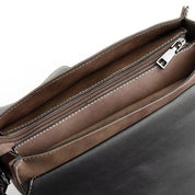Borsa a tracolla in pelle nera con cerniera, interno marrone, design elegante e moderno, ideale per uomo, accessorio moda di alta qualità.