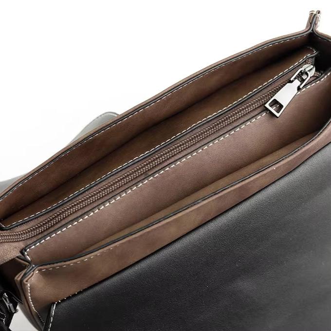 Borsa a tracolla in pelle nera con cerniera, interno marrone, design elegante e moderno, ideale per uomo, accessorio moda di alta qualità.