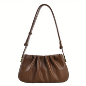 Borsa a spalla in pelle marrone, design elegante con pieghe, tracolla regolabile, chiusura a zip, accessorio moda donna, stile casual chic.
