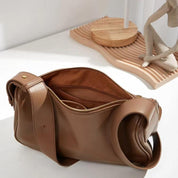 Borsa a tracolla in pelle marrone, design elegante e moderno, con cerniera dorata. Accessorio moda donna, perfetto per ogni occasione.