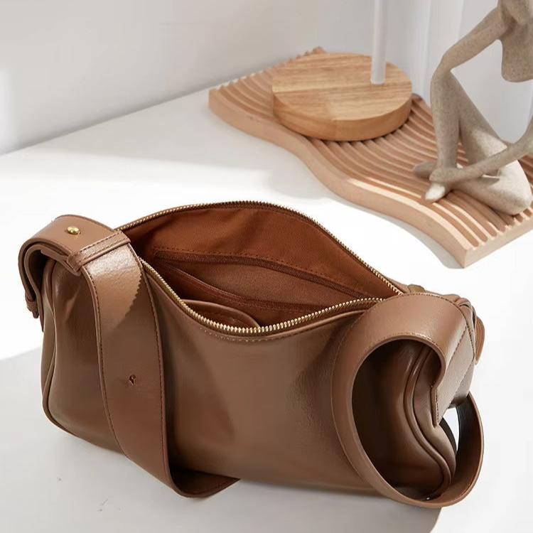Borsa a tracolla in pelle marrone, design elegante e moderno, con cerniera dorata. Accessorio moda donna, perfetto per ogni occasione.