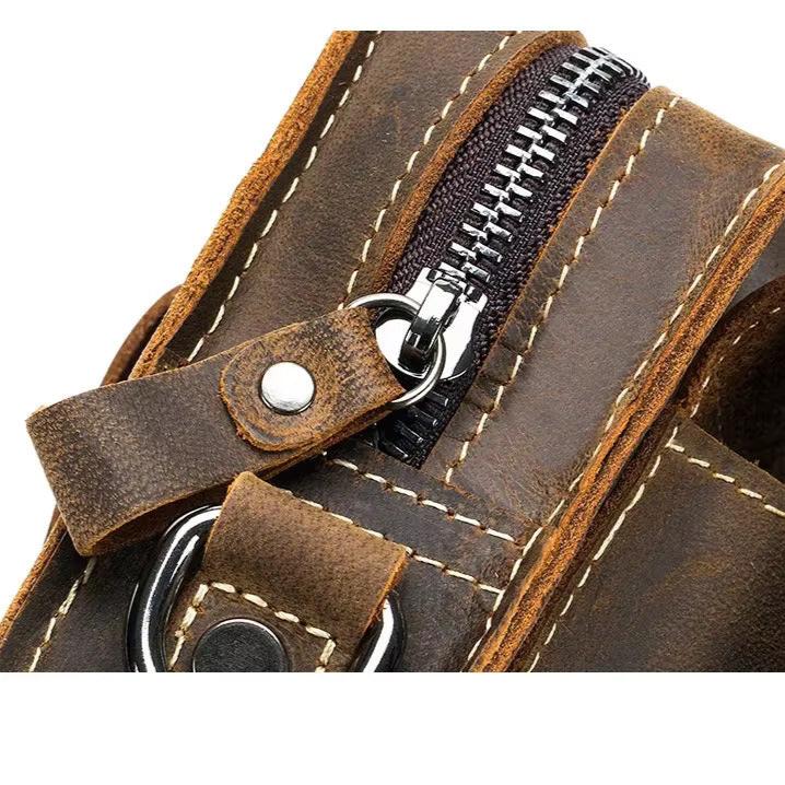 Borsa a tracolla in pelle marrone con cerniera robusta e cuciture bianche. Design vintage, ideale per moda uomo e donna. Accessorio elegante.