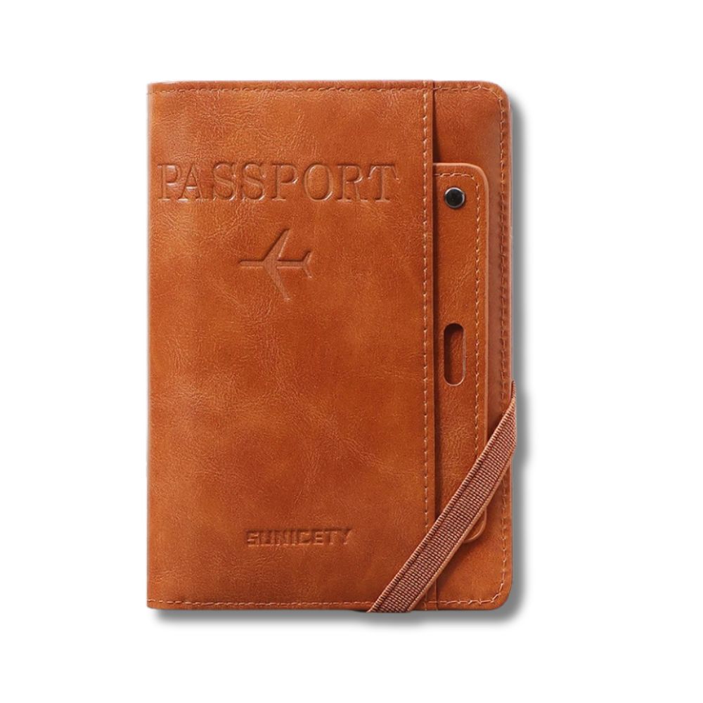 Custodia passaporto in pelle marrone con incisione "PASSPORT" e simbolo aereo, tasca per carte, cinturino elastico. Accessorio viaggio elegante.