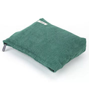 Cuscino verde in velluto a coste, rettangolare, con etichetta bianca. Ideale per arredamento moderno, comfort e stile. Accessorio casa elegante.
