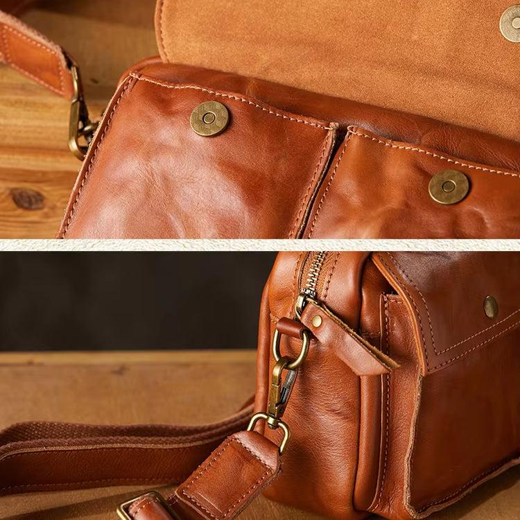 Borsa a tracolla in pelle marrone con chiusure a bottone e cerniera, dettagli in metallo dorato, design elegante e artigianale.