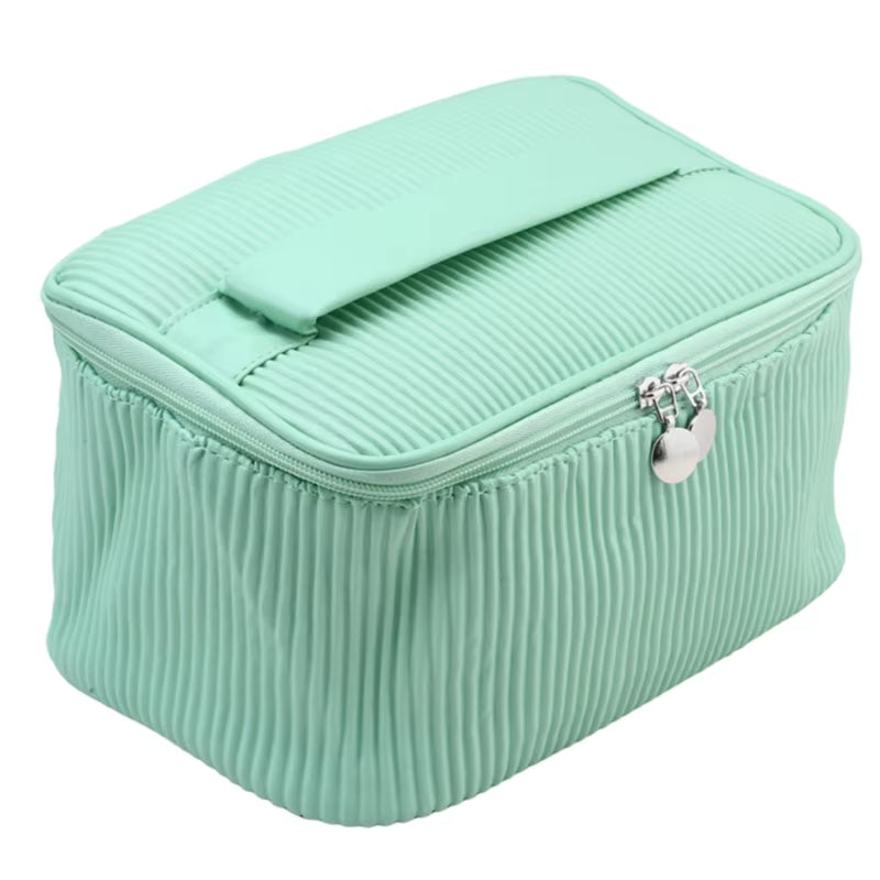 Borsa cosmetica verde menta con cerniera, design a coste, manico superiore. Ideale per trucco, accessori viaggio, organizzazione beauty.