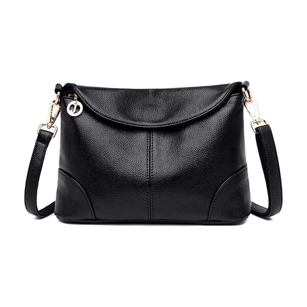 Borsa a tracolla in pelle nera elegante, con cerniera e charm decorativo, ideale per donna. Accessorio moda versatile e di tendenza.