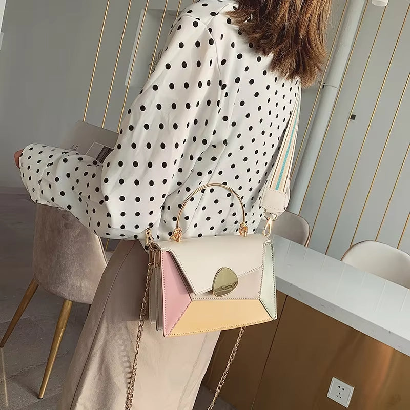 Donna con camicia a pois indossa borsa a tracolla multicolore geometrica, manico dorato, catena elegante. Accessorio moda femminile trendy.