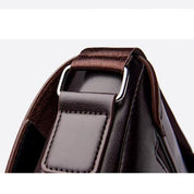 Borsa a tracolla in pelle marrone scuro, dettaglio fibbia in metallo, design elegante e moderno, accessorio moda uomo, alta qualità.