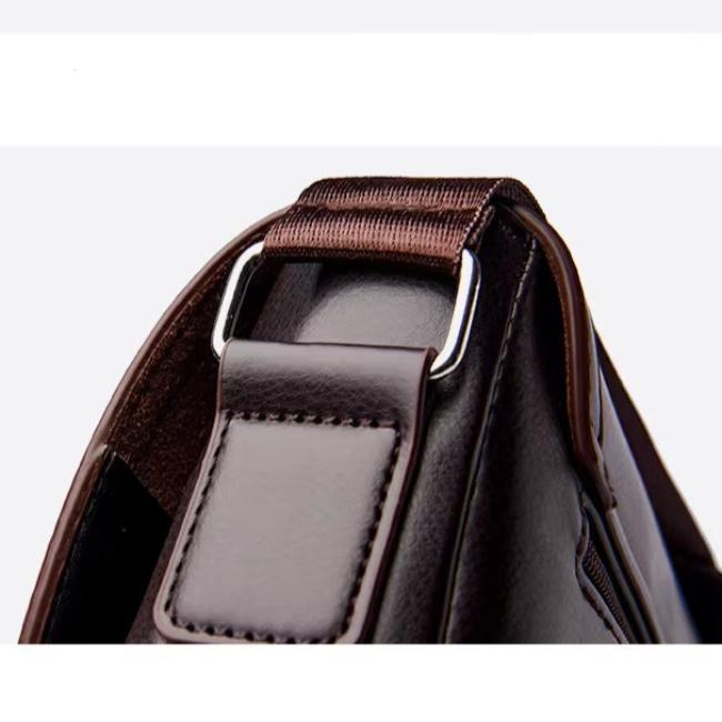 Borsa a tracolla in pelle marrone scuro, dettaglio fibbia in metallo, design elegante e moderno, accessorio moda uomo, alta qualità.