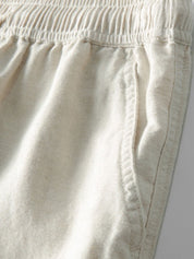 Pantaloni jogger beige in cotone, dettaglio tasca laterale, elastico in vita, abbigliamento casual uomo, moda comoda e versatile.