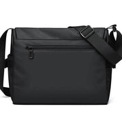 Borsa a tracolla nera unisex, design minimalista, con cerniera frontale e tracolla regolabile. Perfetta per uso quotidiano e viaggi.