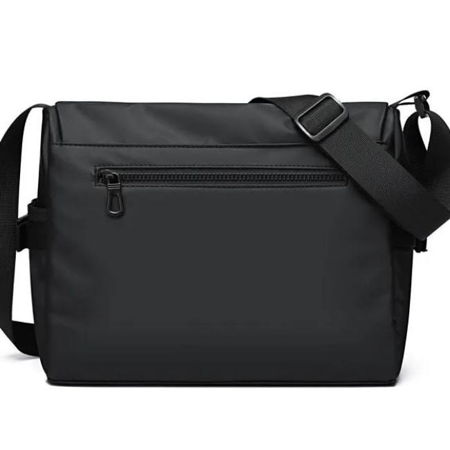 Borsa a tracolla nera unisex, design minimalista, con cerniera frontale e tracolla regolabile. Perfetta per uso quotidiano e viaggi.