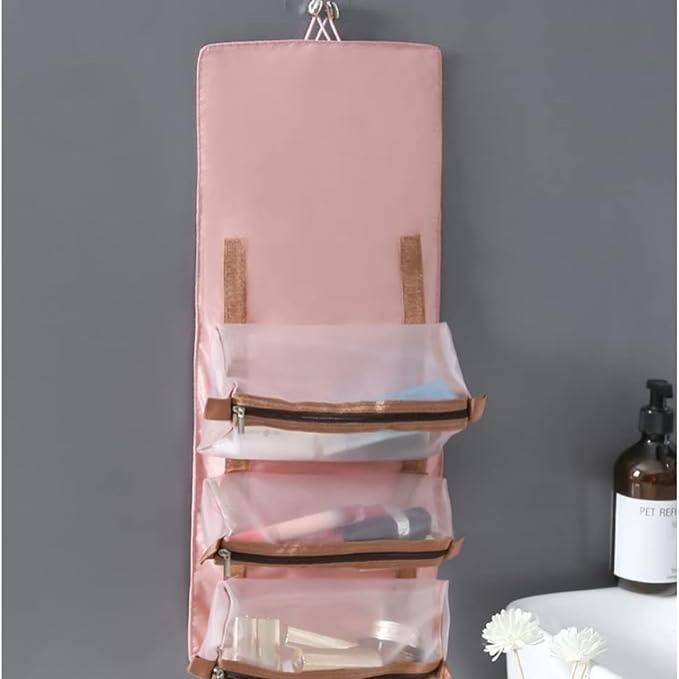 Organizer da parete rosa con tre tasche trasparenti, ideale per cosmetici e accessori. Design salvaspazio, perfetto per bagno o camera da letto.