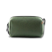 Astuccio da viaggio verde in tessuto resistente, design minimalista, chiusura con zip, ideale per organizzare accessori e cosmetici.