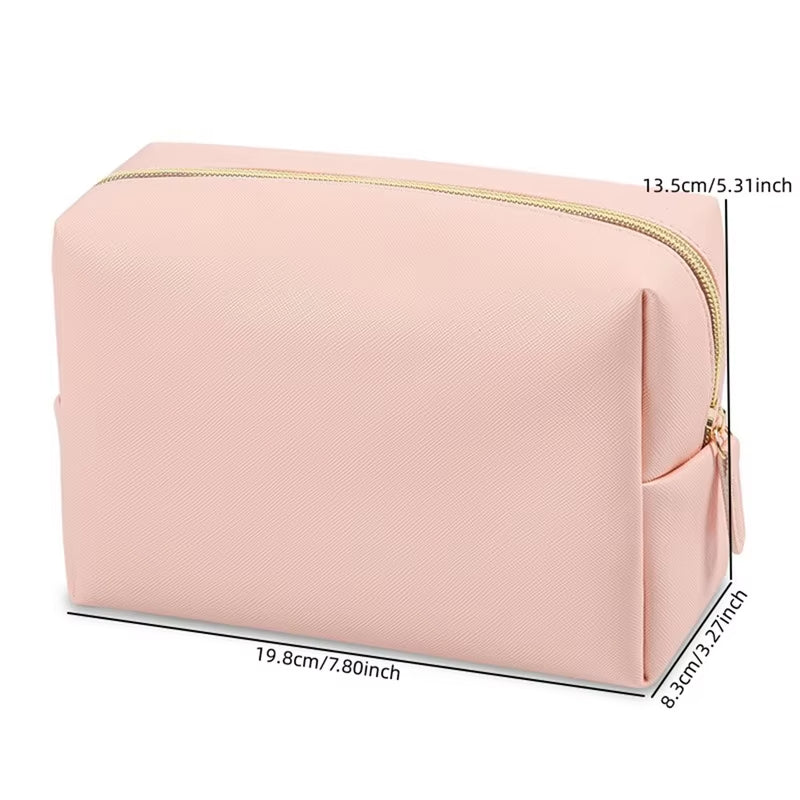 Astuccio cosmetico rosa con cerniera, dimensioni 19,8x13,5x8,3 cm, ideale per trucco e accessori da viaggio. Design elegante e pratico.