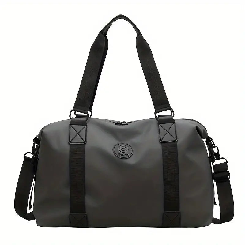 Borsone da viaggio nero in tessuto impermeabile con manici regolabili e tracolla, ideale per sport e weekend. Design moderno e resistente.