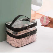 Borsa cosmetica trasparente con cerniera, design geometrico rosa, ideale per organizzare trucchi e accessori da viaggio.