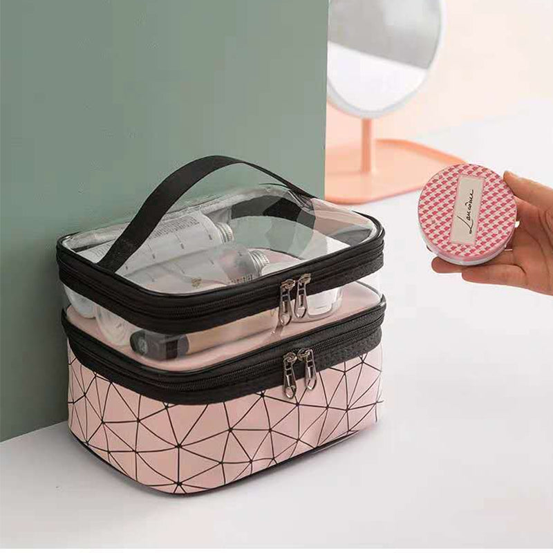 Borsa cosmetica trasparente con cerniera, design geometrico rosa, ideale per organizzare trucchi e accessori da viaggio.