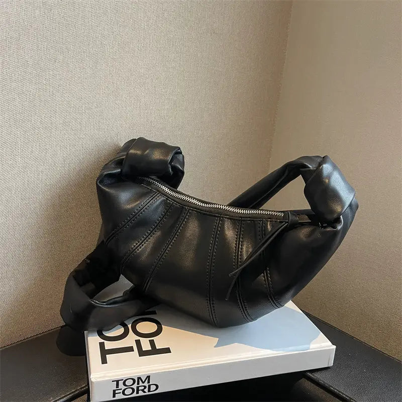 Borsa a spalla in pelle nera con zip su libro Tom Ford, design moderno ed elegante, accessorio moda di lusso per donna.