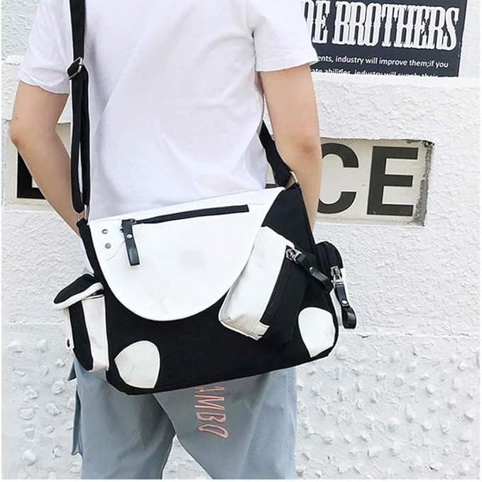 Borsa a tracolla unisex bianca e nera, design moderno, tasche multiple, chiusura con zip, ideale per scuola o lavoro, stile casual urbano.