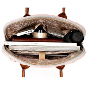 Interno di una borsa aperta con libri, cosmetici e accessori. Design elegante, ideale per organizzazione e moda femminile. Perfetta per l'uso quotidiano.