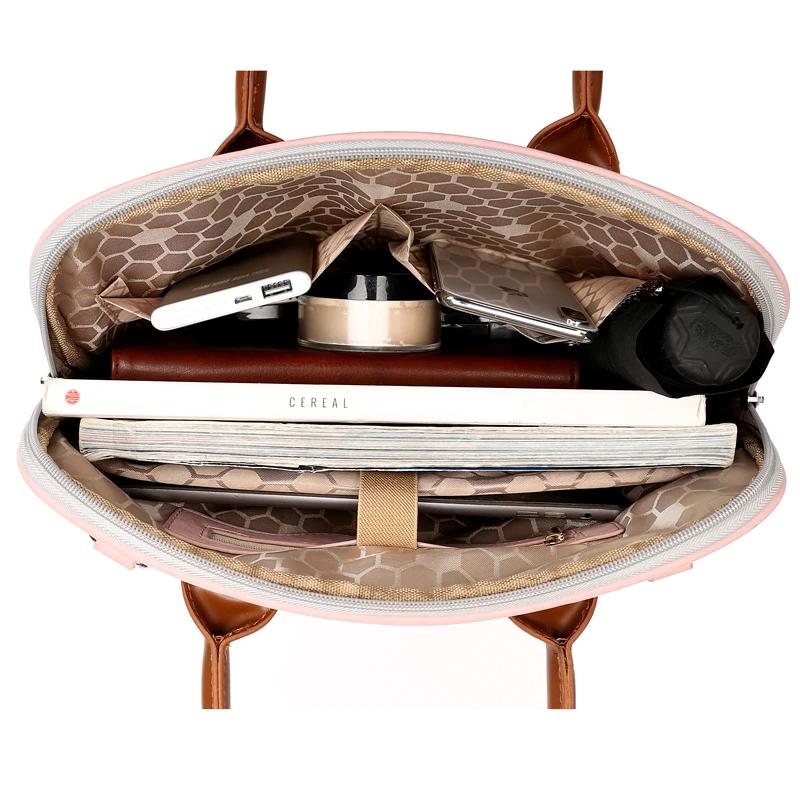 Interno di una borsa aperta con libri, cosmetici e accessori. Design elegante, ideale per organizzazione e moda femminile. Perfetta per l'uso quotidiano.