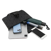 Borsa a tracolla nera con design geometrico, contenente smartphone, tablet, ombrello e accessori. Ideale per organizzazione e trasporto quotidiano.