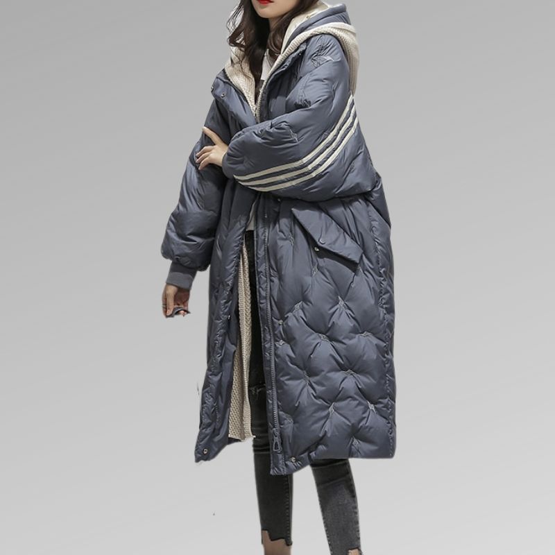 Giacca invernale lunga imbottita blu scuro con cappuccio, dettagli a righe bianche, ideale per moda donna, abbigliamento caldo e casual.