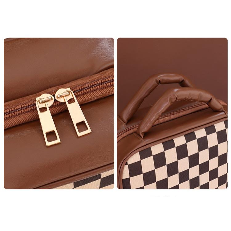 Borsa a tracolla marrone con cerniera dorata e manici imbottiti, motivo a scacchi beige e marrone. Elegante e pratica per ogni occasione.