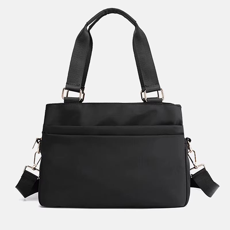 Borsa a tracolla nera in nylon impermeabile, design elegante e funzionale, con manici regolabili e tasche multiple, ideale per uso quotidiano.