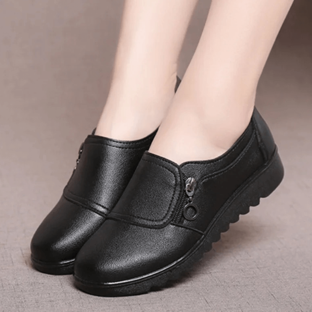 Scarpe da donna nere in pelle, design slip-on, suola antiscivolo, ideali per comfort quotidiano e stile casual. Perfette per ogni stagione.