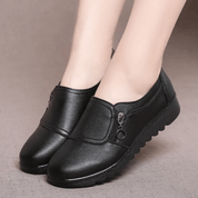 Scarpe da donna nere in pelle, design slip-on, suola antiscivolo, ideali per comfort quotidiano e stile casual. Perfette per ogni stagione.