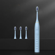 Spazzolino elettrico blu con tre testine di ricambio, design moderno, setole bianche e blu, ideale per pulizia dentale efficace e delicata.