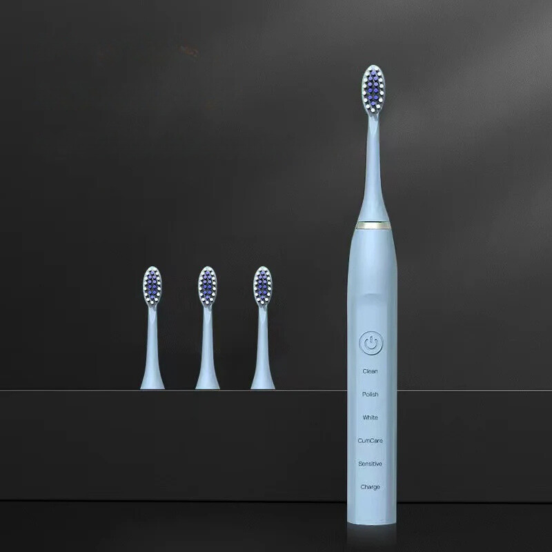 Spazzolino elettrico blu con tre testine di ricambio, design moderno, setole bianche e blu, ideale per pulizia dentale efficace e delicata.