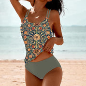 Donna in costume da bagno a due pezzi con stampa floreale vintage, spiaggia sullo sfondo. Moda mare, abbigliamento estivo, stile boho chic.