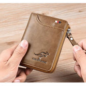 Portafoglio in pelle marrone con cerniera, logo canguro, design compatto, uomo, elegante, pratico, accessorio moda, alta qualità, regalo ideale.